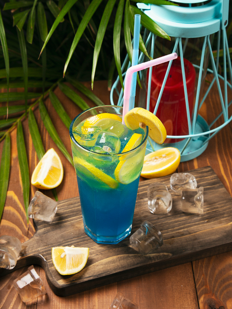 closeup-glass-blue-lagoon-cocktail-decorated-with-lime-festive-bar-counter
